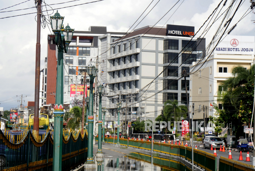 Deretan hotel di kawasan Malioboro, Yogyakarta.