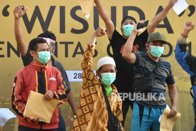 Sejumlah pasien meluapkan ekspresinya saat wisuda COVID-19 di halaman Rumah Sakit Lapangan, Surabaya, Jawa Timur. Ilustrasi.