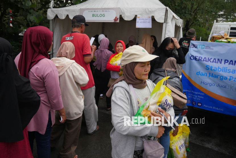 Masyarakat antre membeli beras produk Bulog (Ilustrasi)