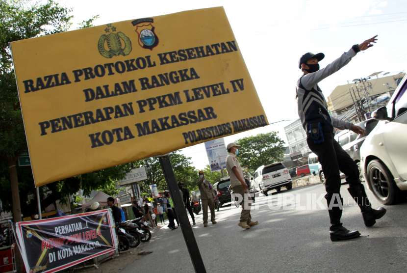 Petugas melakukan razia protokol kesehatan saat penyekatan di perbatasan Makassar-Gowa, Makassar, Sulawesi Selatan,  saat penerapan Pemberlakuan Pembatasan Kegiatan Masyarakat (PPKM) level empat. (ilustrasi)