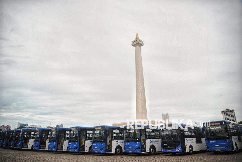 Deretan armada baru bus listrik Transjakarta yang diparkir di Kawasan Monas, Jakarta, Selasa (10/12/2024). 