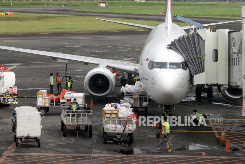 Kru penerbangan melakukan aktifitas bongkar muat kargo di Bandara Internasional Sam Ratulangi, Manado, Sulawesi Utara, Rabu (3/11). Ppengetatan yang dilakukan pemerintah Indonesia memberi pengaruh terhadap pertumbuhan ekonomi. 
