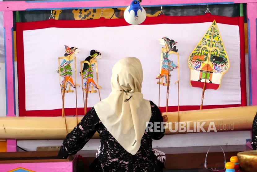 Guru Taman Kanak-kanak mementaskan wayang saat Festival Wayang di Bantul, Yogyakarta, Rabu (15/12). Sebanyak tujuh taman kanak-kanak negeri di Kabupaten Bantul mengikuti Festival Wayang ini. Tetapi yang membedakan pada festival ini yakni guru-guru menjadi dalang dan membawakan lakon tentang edukasi kepada anak-anak.