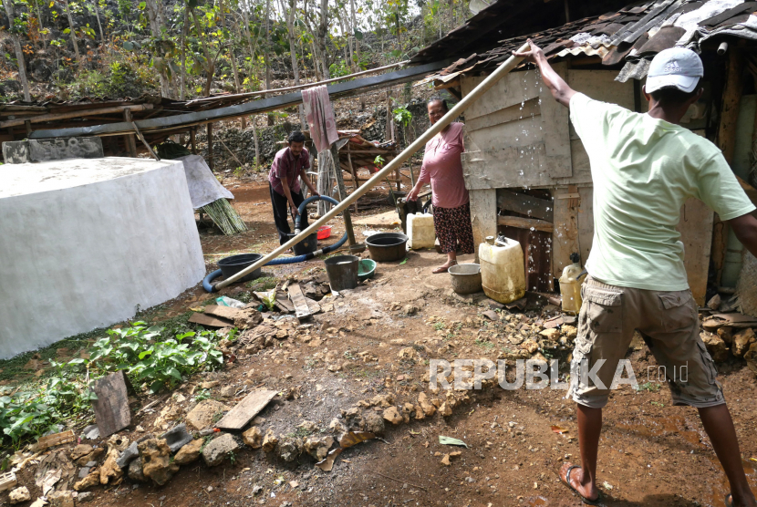 Penyaluran air bersih untuk warga di Girisubo, Gunungkidul, Yogyakarta, Selasa (15/9). Angka kemiskinan di Gunung Kidul naik akibat pandemi Covid-19. Ilustrasi.