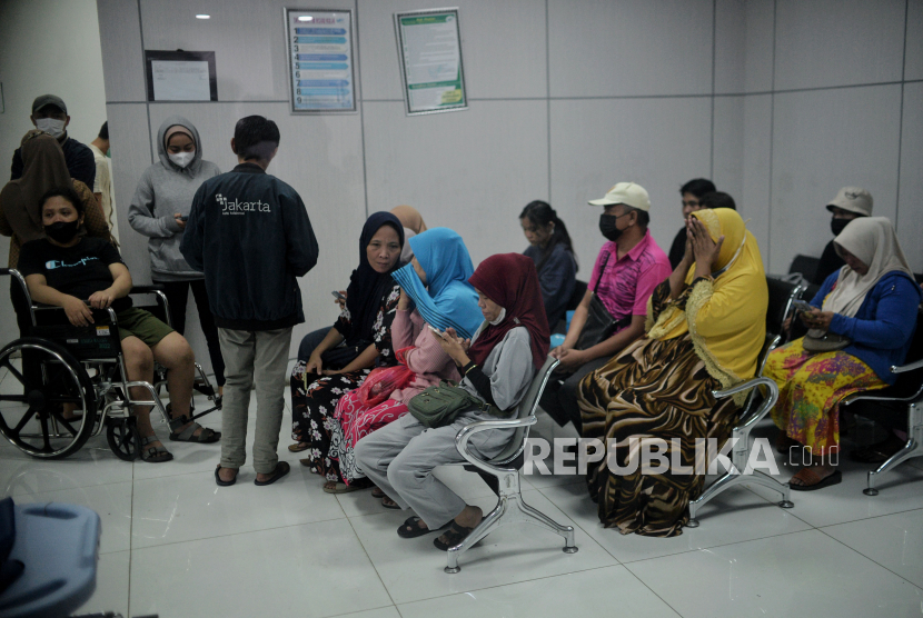 Keluarga korban kebakaran Depo Pertamina Plumpang menunggu di RSUD Koja, Jakarta, Sabtu (4/3/2023).