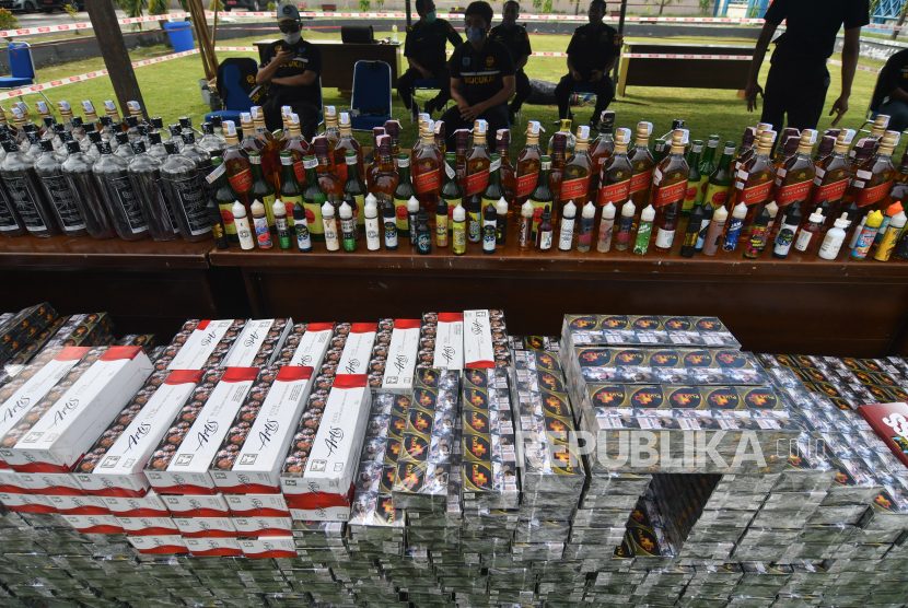 Petugas memperlihatkan sejumlah hasil penindakan Barang Kena Cukai (BKC) ilegal berupa minuman beralkohol 