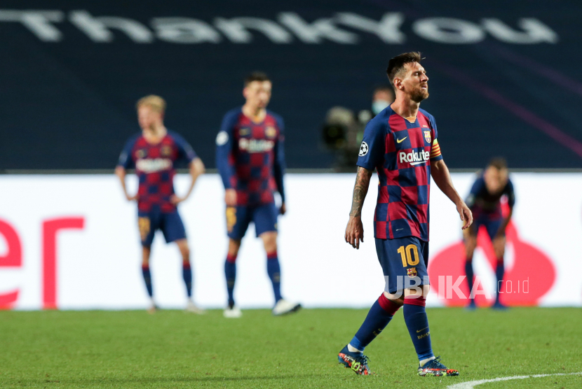  Pemain FC Barcelona Lionel Messi menunjukkan kekecewaannya di akhir pertandingan sepak bola perempat final Liga Champions UEFA FC Barcelona vs Bayern Munich yang diadakan di Stadion Luz di Lisbon, Portugal, 14 Agustus 2020. 