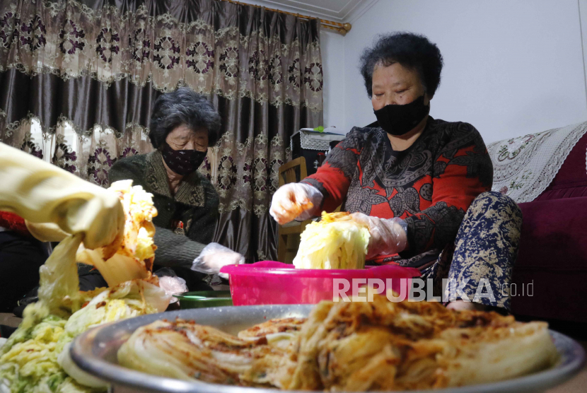  Sebuah keluarga di Somun-dong, Distrik Pusat, menyiapkan Kimchi untuk musim dingin. Korsel mengalami krisis kimchi hingga berencana buat komplek perkebunan sawi raksasa. Ilustrasi.
