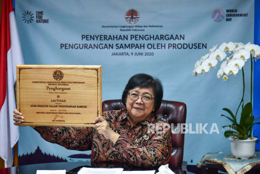 Menteri Lingkungan Hidup dan Kehutanan (KLHK) Siti Nurbaya menyerahkan penghargaan kepada produsen yang telah melakukan inisiatif pengurangan sampah dalam aktifitas usahanya di Jakarta, Selasa (9/6).  Penghargaan tersebut diserahkan secara simbolis oleh Siti Nurbaya secara daring  melalui fasilitas video conference
