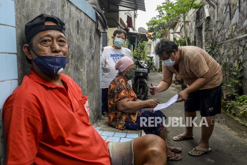 Pengurus RT meminta tanda tangan warga penerima bantuan sosial di DKI Jakarta. Gubernur Anies Baswedan menegaskan syarat vaksinasi tidak bisa diberlakukan bagi penerima bantuan sosial. 