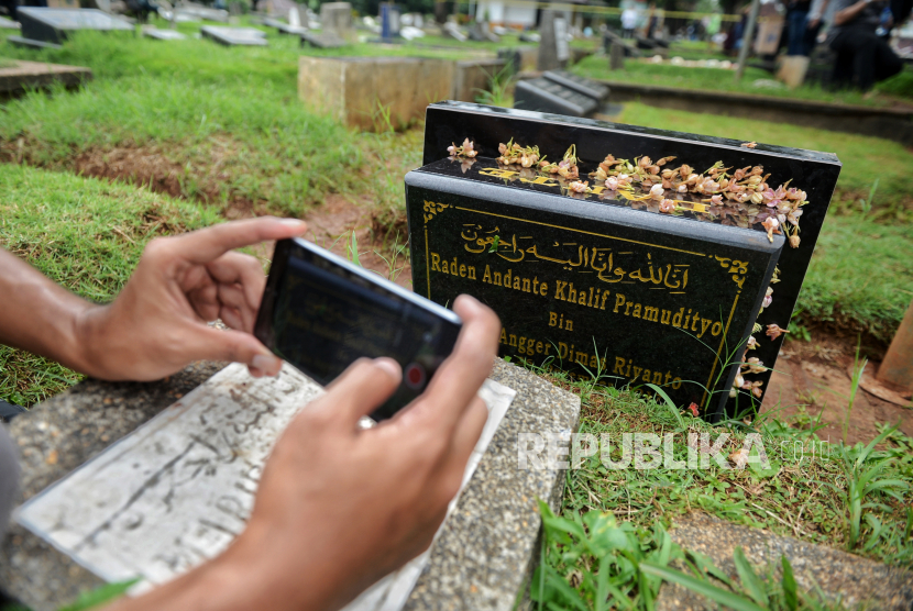 Jurnalis memotret batu nisan makam anak dari artis Tamara Tyasmara di TPU Jeruk Purut, Jakarta, Selasa (6/2/2024). Anak berusia enam tahun tersebut meninggal diduga dibunuh kekasih ibunya.
