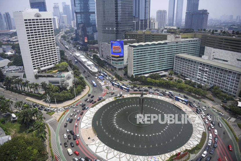 Sejumlah kendaraan bermotor melintas di kawasan Bundaran Hotel Indonesia (HI), Jakarta. (ilustrasi)