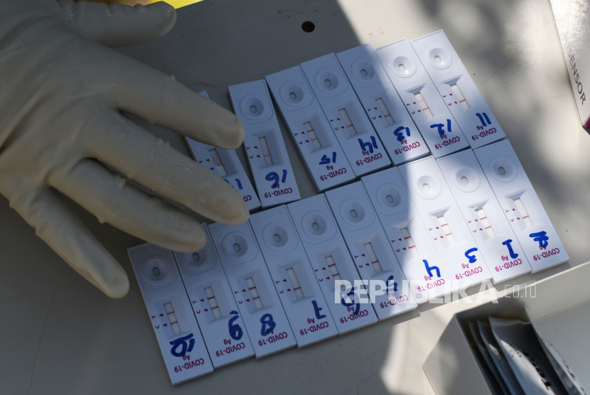 [Ilustrasi] Petugas kesehatan mengamati hasil rapid test antigen Covid-19.