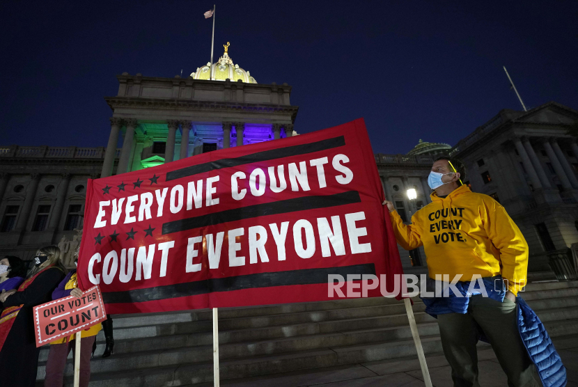  Orang-orang berdemonstrasi di luar Gedung Kongres Pennsylvania untuk mendesak agar semua suara dihitung, Rabu, 4 November 2020, di Harrisburg, Pa., Setelah pemilihan hari Selasa.
