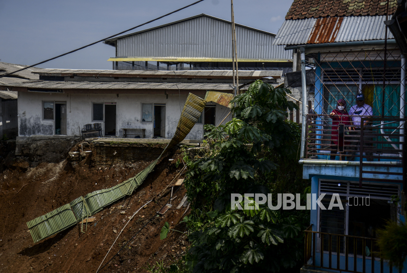 Warga melihat lokasi longsor di Kampung Kebon Jahe, Kebon Kelapa, Kota Bogor, Jawa Barat, Kamis (13/10/2022). Bencana tanah longsor yang diakibatkan hujan deras pada Rabu (12/10/2022) sore tersebut mengakibatkan satu orang meninggal dunia dan tiga warga lainnya masih dalam proses pencarian. Republika/Putra M. Akbar