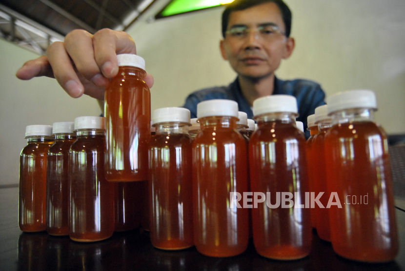 Peneliti Hadi Pranoto menunjukkan ramuan herbal untuk antibodi mencegah Covid-19, di Kota Bogor, Jawa Barat, Senin (3/8/2020). Berdasarkan hasil penelitiannya,  ramuan dari bahan-bahan herbal alami Indonesia tersebut dipercaya mampu meningkatkan antibodi dalam mencegah penyebaran Covid-19 dan direncanakan akan diproduksi massal gratis. IDI Bandarlampung menyesalkan adanya klaim khasiat obat antivirus corona oleh Hadi Pranoto.