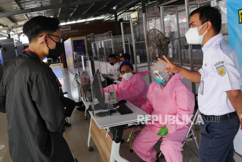 Petugas stasiun melayai warga yang akan mendaftar vaksinasi Covid-19 di Stasiun Yogyakarta, Rabu (11/8). Warga memanfaatkan layanan vaksinasi Covid-19 gratis di stasiun. Hal ini merupakan salah satu upaya percepatan vaksinasi di Yogyakarta. Dengan target vaksinasi 6 ribu penyuntikan per hari.