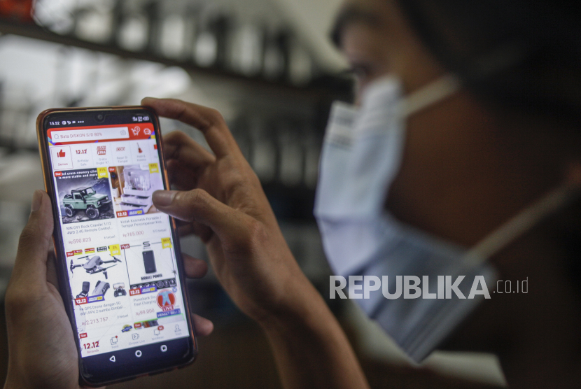Warga membeli barang secara online melalui gadget miliknya di Bogor, Jawa Barat, Selasa (24/1). Pemerintah perlu membatasi jumlah penjualan barang impor di marketplace.