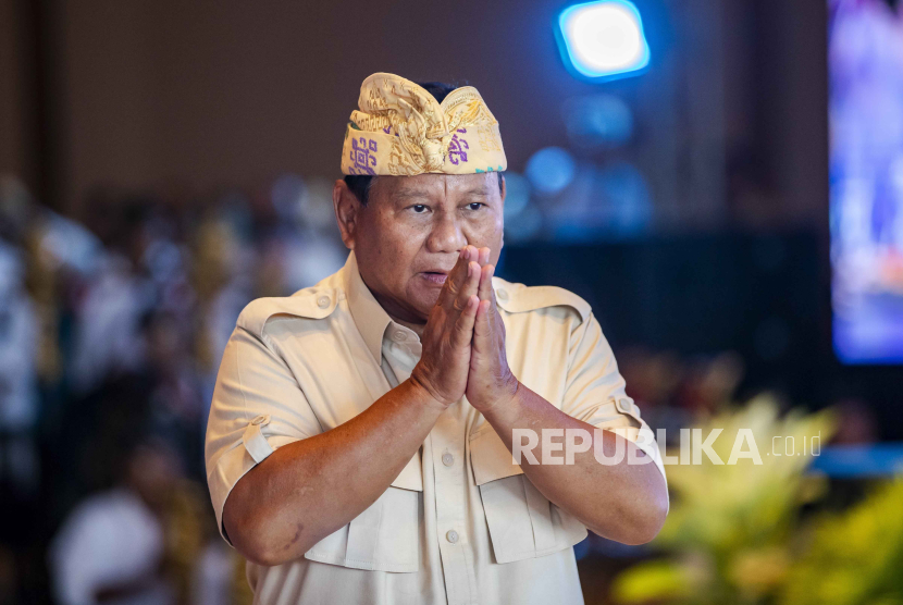  Indonesian presidential candidate Prabowo Subianto greets his supporters during a campaign rally in Denpasar, Bali, Indonesia, 06 February 2024. Indonesia is scheduled to hold the presidential and general elections on 14 February.   