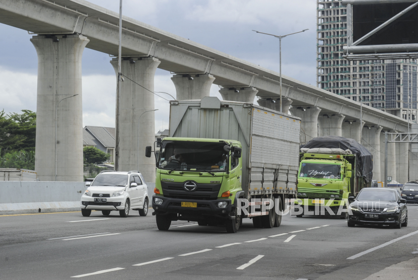 Truk melintasi Jalan Tol Jakarta - Cikampek, Bekasi, Jawa Barat, Kamis (28/4/2022). Pemerintah mulai memberlakukan larangan truk golongan 3 hingga 5 melintas di jalur mudik tol maupun non tol selama mudik lebaran yang berlaku hingga 1 Mei 2022 pukul 12.00 WIB, terkecuali bagi truk bermuatan sembako, logistik dan BBM. Republika/Putra M. Akbar