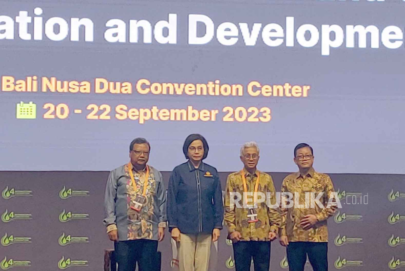 Kepala SKK Migas, Dwi Sutjipto bersama Menteri Keuangan, Sri Mulyani Indrawati dalam pembukaan The 4th International Convention on Indonesian Upstream Oil and Gas Industry 2023 (ICIUOG) di Nusa Dua, Bali, Rabu (20/9/2023). 