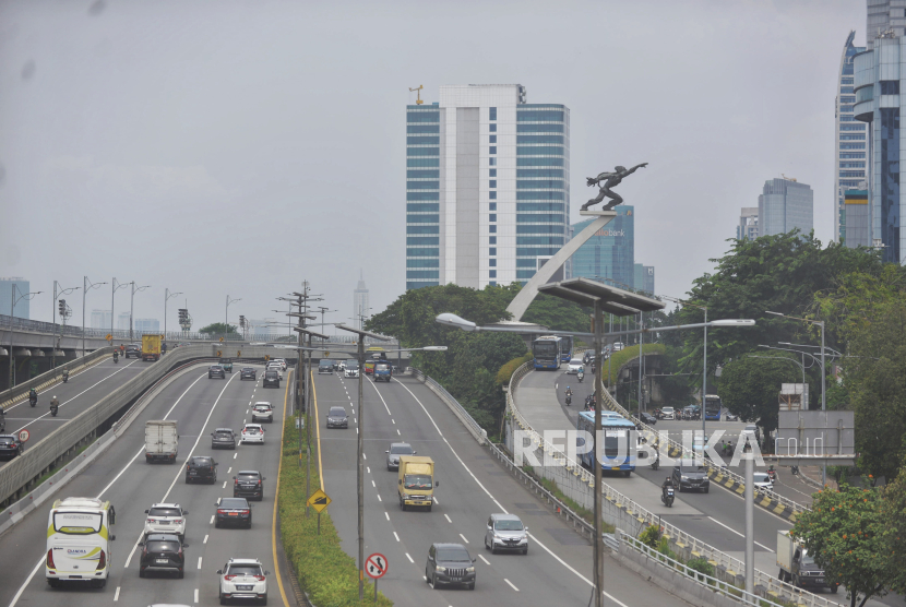 Kendaraan melintasi di Jalan MT Haryono, Jakarta, Selasa (12/3/2024). 