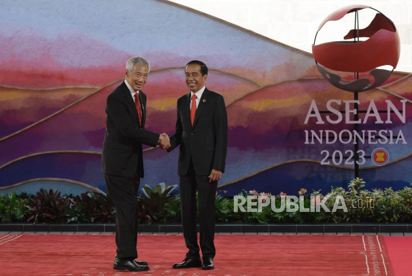 Presiden RI Joko Widodo (Jokowi) menyalami Perdana Menteri Singapura Lee Hsien Long.