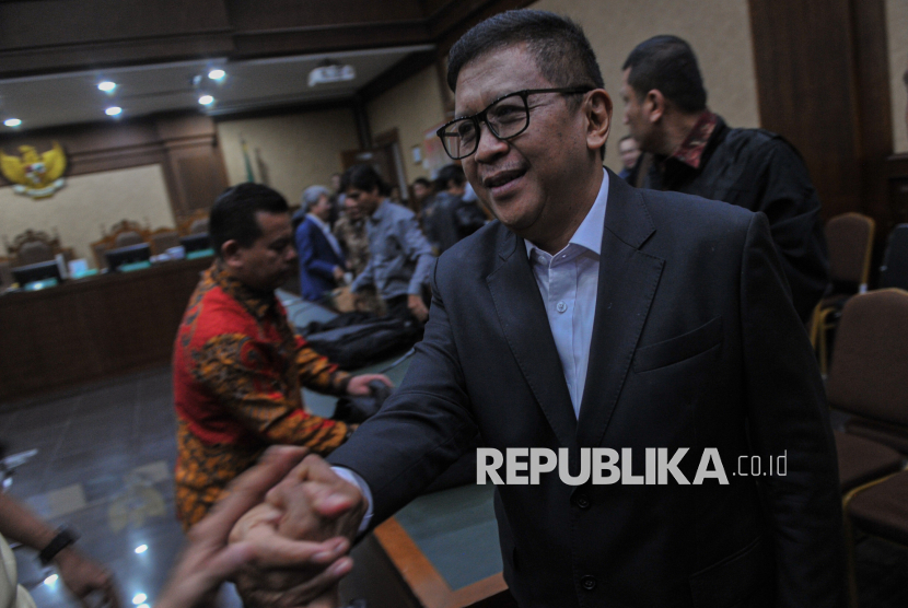 Terdakwa kasus dugaan suap pengurusan penggantian antarwaktu (PAW) anggota DPR dan perintangan penyidikan, Hasto Kristiyanto.