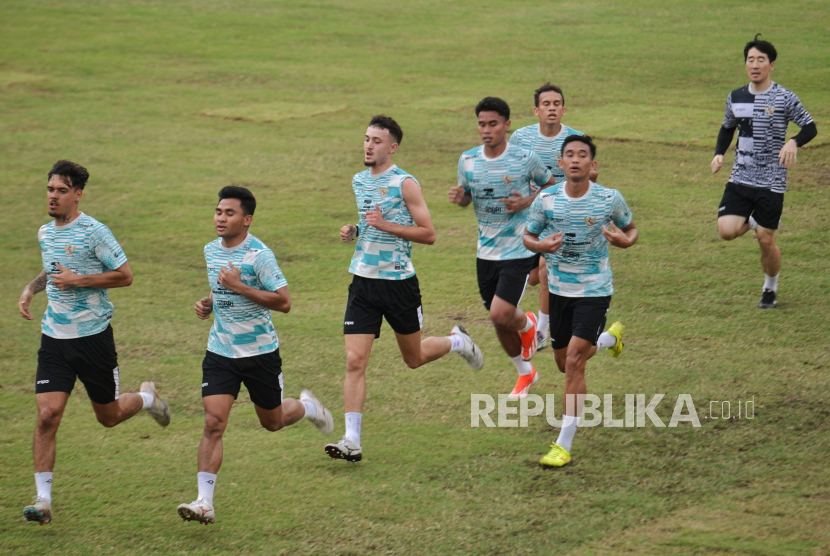 Pemain Timnas Indonesia menjalani sesi latihan di Lapangan B Kompleks Stadion Utama Gelora Bung Karno (SUGBK), Jakarta, Selasa (28/5/2024). Sebanyak 18 pemain menjalani pemusatan latihan (TC) pertama untuk persiapan laga uji tanding dan kualifikasi Piala Dunia 2026. Sementara terdapat empat pemain lagi yang belum hadir bergabung pada sesi TC tersebut yakni Jay Idzes, Justin Hubner, Jordi Amat dan Pratama Arhan. Skuad Garuda akan menjalani dua laga penting pada babak kualifikasi Piala Dunia 2026 zona Asia yakni melawan Irak pada 6 Juni dan Filipina pada 11 Juni.