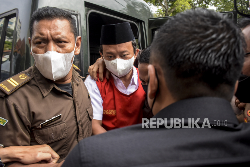 Terdakwa kasus pemerkosaan terhadap 13 santri Herry Wirawan tiba dengan pengawalan petugas untuk menjalani sidang vonis di Pengadilan Negeri (PN) Kelas IA Bandung, Kota Bandung, Selasa (15/2/2022). 