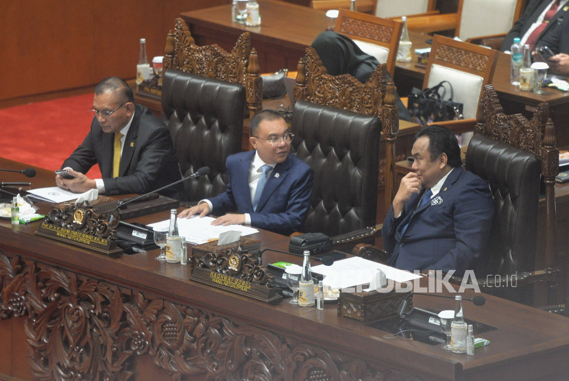 Wakil Ketua DPR Sufmi Dasco Ahmad bersama Wakil Ketua DPR Rachmat Gobel dan Lodewijk F. Paulus saat memimpin Rapat Paripurna DPR RI ke-3 Masa Persidangan I 2024-2025 di Kompleks Parlemen, Senayan, Jakarta, Kamis (22/8/2024). Paripurna yang  beragendakan Pembicaraan Tingkat II/Pengambilan Keputusan terhadap Rancangan Undang-Undang tentang Perubahan Keempat atas Undang-Undang Nomor 1 Tahun 2015 tentang Penetapan Peraturan Pemerintah Pengganti Undang-Undang Nomor 1 Tahun 2014 tentang Pemilihan Gubernur, Bupati, dan Walikota menjadi Undang-Undang tersebut ditunda karena jumlah kehadiran anggota DPR tidak kuorum.