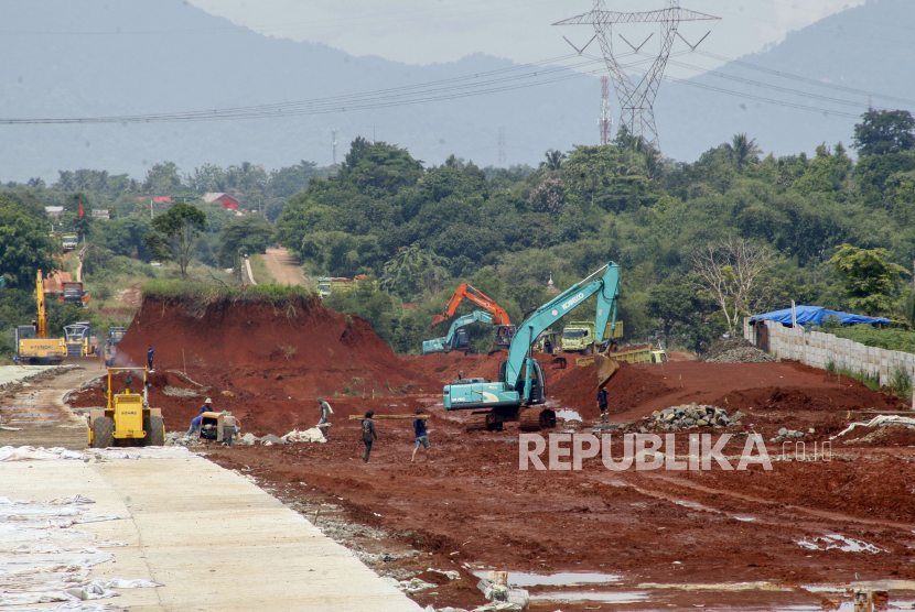 Pekerja beraktivitas di proyek jalan utama Bojong Gede -Kemang (Bomang) di Kabupaten Bogor, Jawa Barat. Pemkab Bogor sebut nasib pembangunan flyover Jalan Bojong-Kemang menunggu Pusat.