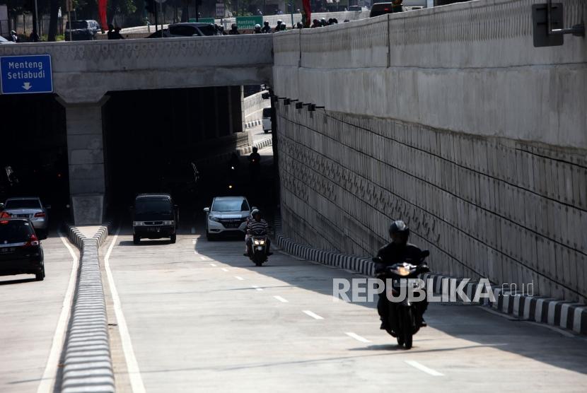 Sejumlah kendaraan melintas di Lintas Bawah Mampang-Kuningan, Jakarta, Kamis (28/6).