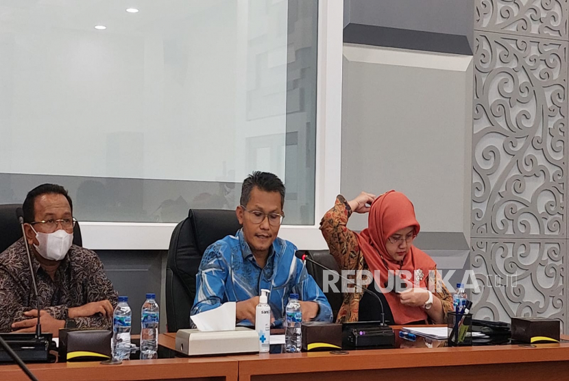 Juru Bicara Kementerian Perindustrian, Febri Hendri Antoni Arif (tengah) dalam konferensi pers Indeks Keyakinan Industri (IKI) Januari 2023 di Kantor Kementerian Perindustian, Jakarta, Selasa (31/1/2023).