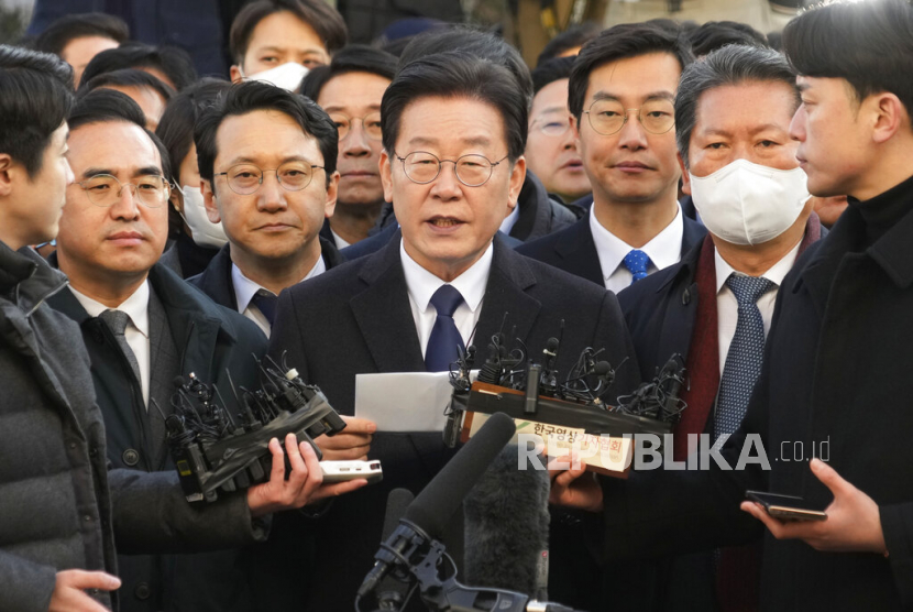  Oposisi utama Korea Selatan Pemimpin Partai Demokrat Lee Jae-myung (tengah). 