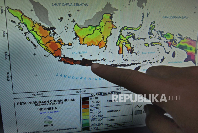 Petugas Badan Meteorologi, Klimatologi dan Geofisika (BMKG) menunjuk peta cuaca (ilustrasi)