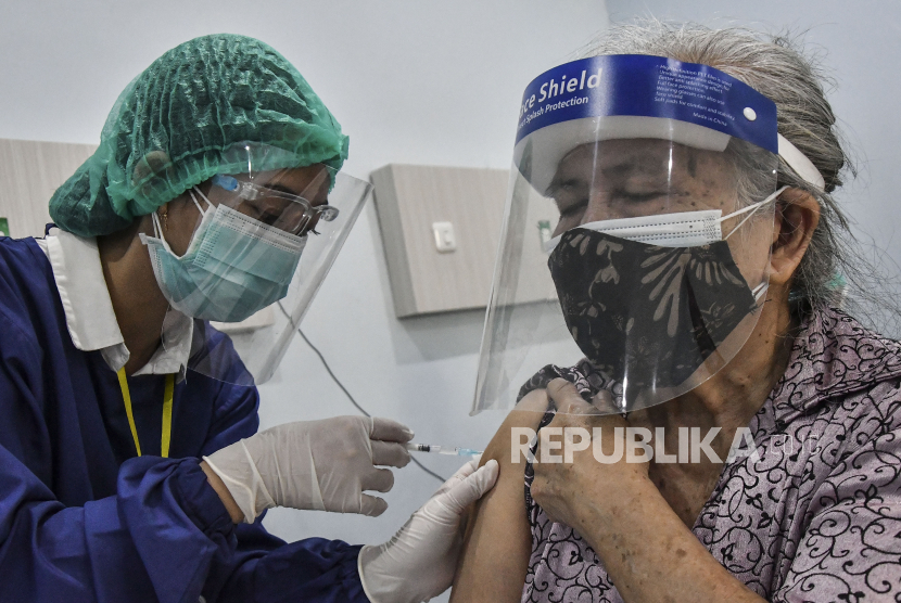 Petugas medis menyuntikan vaksin COVID-19 Sinovac. Sebanyak 63 pengurus dan anggota Dharma Wanita Persatuan (DWP) Kota Bekasi, disuntik vaksin Covid-19 oleh Dinas Kesehatan Kota Bekasi yang difasilitasi Tim Puskesmas Margajaya pada Selasa 23 Maret 2021 kemarin.