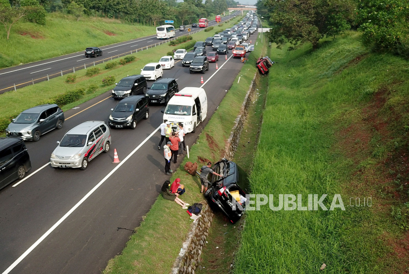 Dua kendaraan mengalami kecelakaan lalu lintas di ruas tol Cipali Km 74 arah Palimanan, Jawa Barat, Selasa (18/4/2023). kakorlantas Polri sebut kekalahan menjadi salah satu faktor penyebab kecelakaan mudik