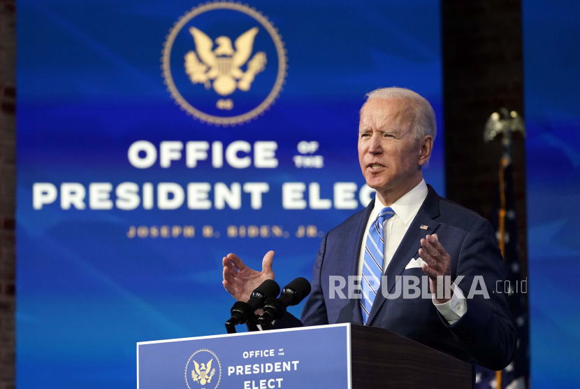  Presiden terpilih Joe Biden berbicara tentang pandemi COVID-19 dalam sebuah acara di teater The Queen, Kamis, 14 Januari 2021, di Wilmington, Del.