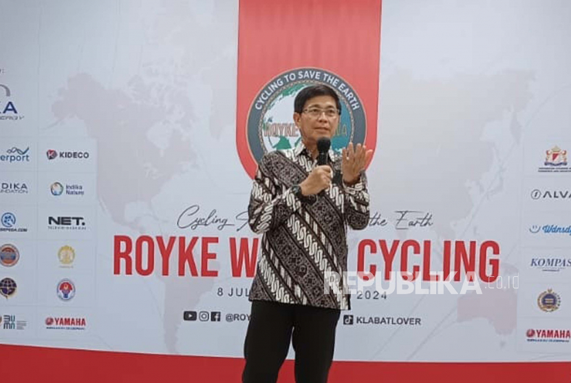 Mantan Kakorlantas Polri, Irjen (Purn) Royke Lumowa dalam Jumpa Pers Bersepede Keliling Dunia, di Hotel Amaris, Jakarta, Rabu (5/7/2023). 