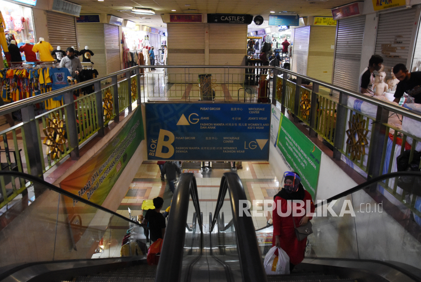 Pengunjung berbelanja di Blok B Pasar Tanah Abang, Jakarta, Senin (15/6/2020). Pasar Tanah Abang blok A dan B ditutup kembali mulai Rabu (1/7) selama tiga hari.