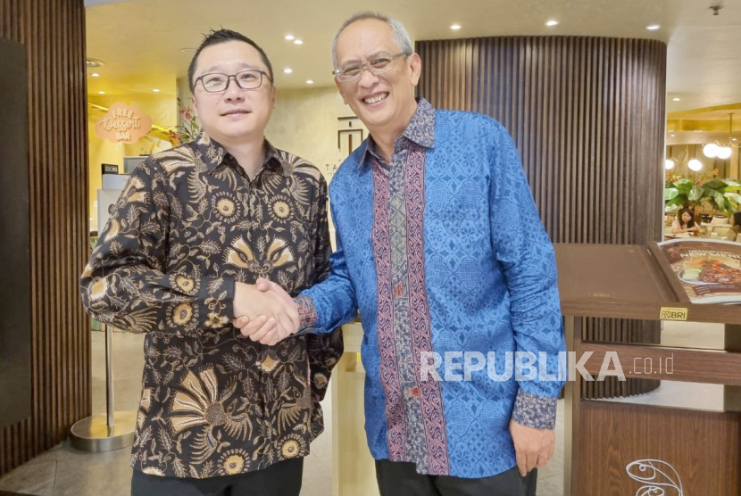 Direktur Investasi BNI Asset Management Putut Endro Andanawarih dan Chief of Retail Banking Bank CTBC Indonesia Bambang S Simarno.