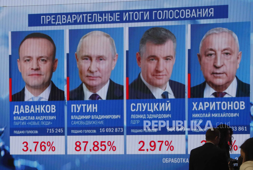  Journalists stand in front of the screen with preliminary results of the presidential elections during a briefing at the Central Election Commission in Moscow, Russia, 17 March 2024. According to preliminary results presented by Russia