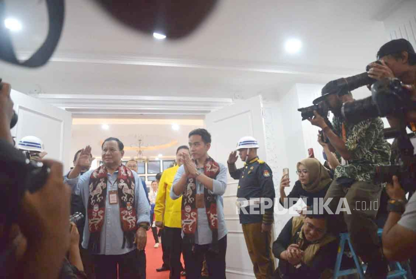 Calon presiden Prabowo Subianto bersama calon wakil presiden Gibran Rakabuming Raka melakukan pendaftaran Pemilu 2024 di Gedung KPU, Menteng, Jakarta Pusat, Rabu (25/10/2023). 