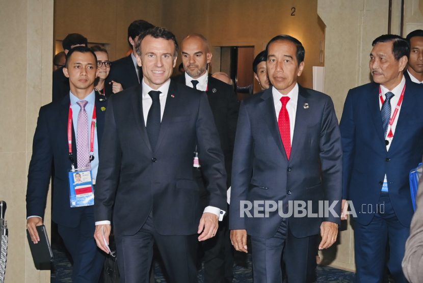 In this photo released by the Press and Media Bureau of the Indonesian Presidential Palace, Indonesian President Joko Widodo, second right, walks with French President Emmanuel Macron, second left, during their bilateral meeting on the sidelines of the G7 Summit in Hiroshima, Japan, Sunday, May 21, 2023. 