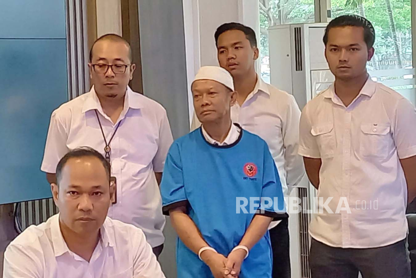 Yosep Hidayah (tengah) tersangka kasus pembunuhan Tuti Suhartini dan Amalia Mustika Ratu di Jalancagak Subang dihadirkan dalam ekspos Polda Jabar di Mapolda Jabar, Rabu (6/12/2023). 