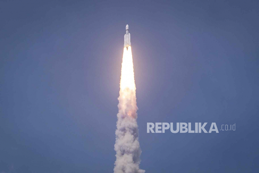 Chandrayaan-3 (Moon Vehicle-3) milik Indian Space Research Organisation lepas landas dari Satish Dhawan Space Center di Sriharikota, di negara bagian Selatan Andhra Pradesh, India, 14 Juli 2023.