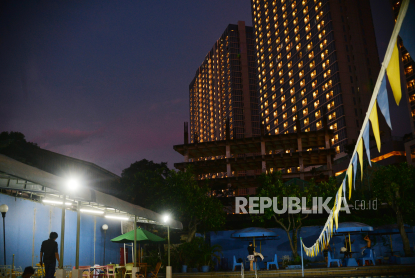 Lanskap suasana langit saat matahari terbenam di kawasan Cikini, Jakarta Pusat, Selasa (10/1/2023). Menurut data dari Badan Meteorologi, Klimatologi dan Geofisika (BMKG) pada Selasa 10 Januari 2023 perkiwaan cuaca di Jakarta Pusat cerah berawan. Republika/Thoudy Badai