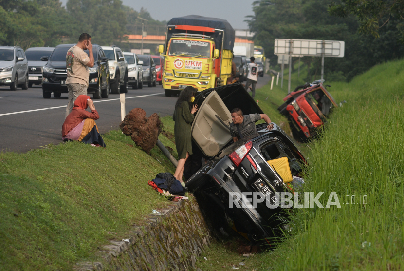 Kendaraan yang mengangkut pemudik mengalami kecelakaan lalu lintas di ruas tol Cipali Km 74 arah Palimanan, Jawa Barat, Selasa (18/4/2023). Satu kendaraan minibus yang mengangkut lima orang pemudik tujuan Ngawi, Jawa Timur itu terlibat kecelakaan dengan mobil truk pengangkut barang. Kecelakaan diduga akibat supir truk mengantuk sehingga lepas kendali dan menabrak mobil minibus. Tidak ada korban jiwa dalam kecelakaan tersebut, namun akibat kecelakaan itu sempat terjadi kemacetan hingga 2 kilometer.