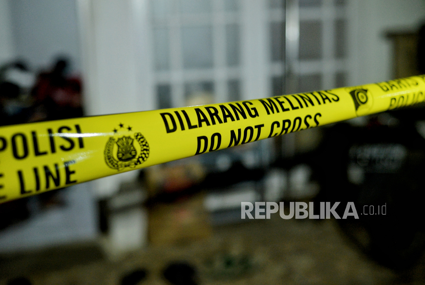 Suasana rumah wanita yang tewas ditembak di Mabes Polri di Ciracas, Jakarta Timur, Rabu (31/3). Jenazah wanita yang diduga terkait insiden penembakan di Mabes Polri dengan inisial ZA tersebut kini sudah berada di Rumah Sakit Polri Kramat Jati sekitar pukul 19.10 WIB. 